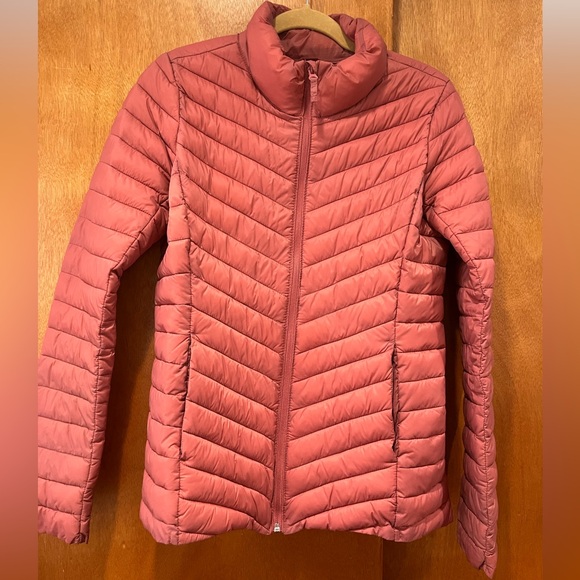LIKE NEW Old Navy Women's Puffer Jacket in Pink - Picture 6 of 7